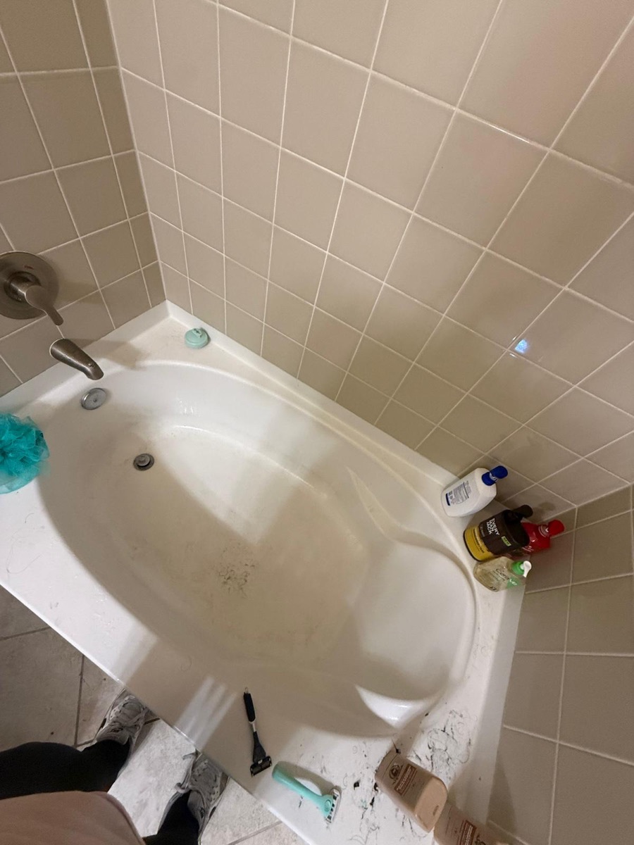 Bathtub before cleaning